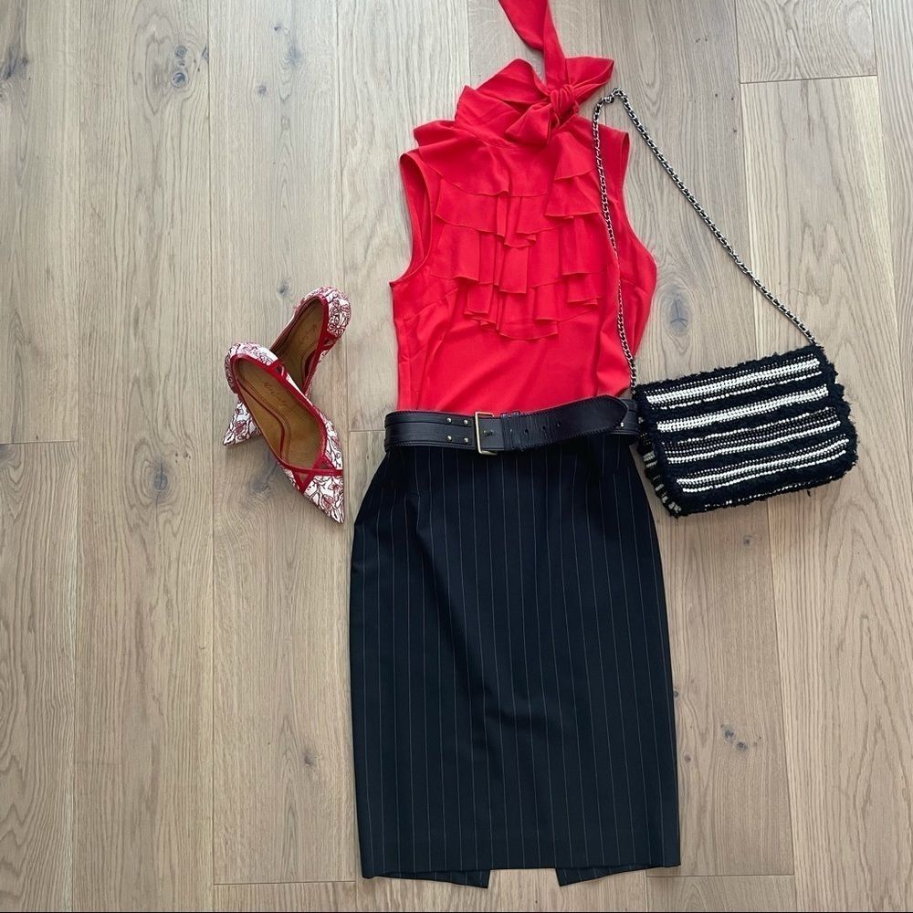 ⬇️⬇️Price Drop ⬇️⬇️Fitted Black Pin stripe skirt.